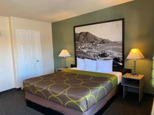Super 8 by Wyndham Monterey image 11