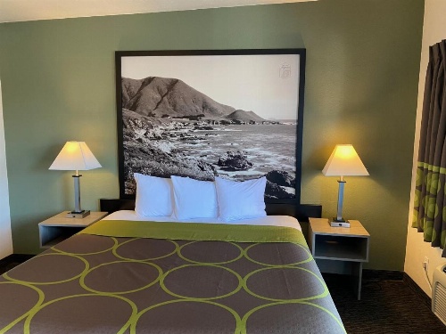 Super 8 by Wyndham Monterey image 14