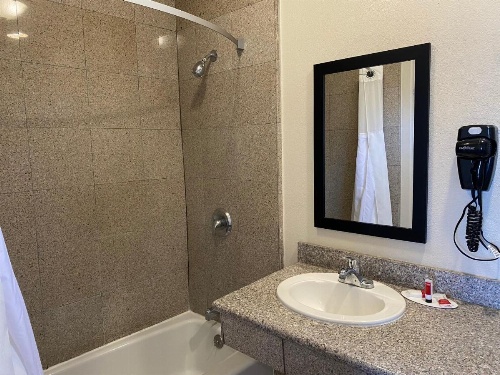 Super 8 by Wyndham Monterey image 15