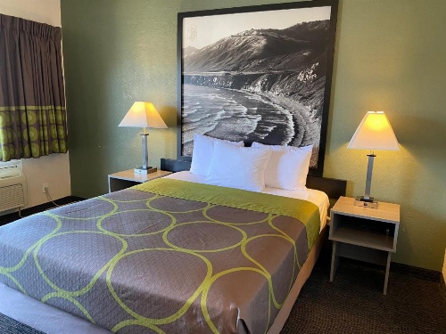 Super 8 by Wyndham Monterey image 17