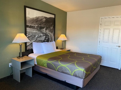 Super 8 by Wyndham Monterey image 18