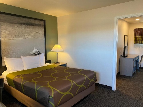 Super 8 by Wyndham Monterey image 25