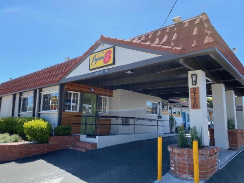 Super 8 by Wyndham Monterey image 32